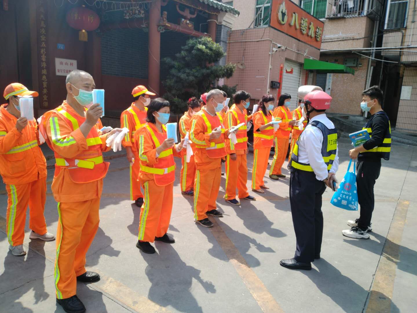 华富南山项目发放口罩等物资
