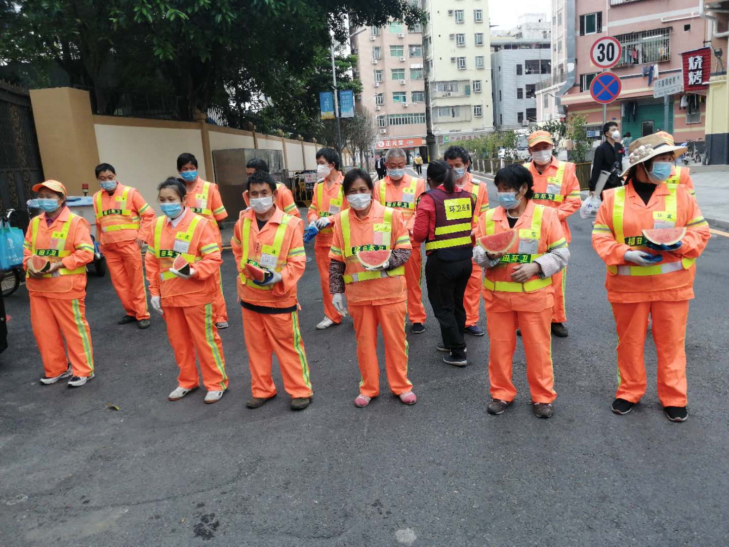 为一线员工送西瓜  丝丝关怀暖人心
